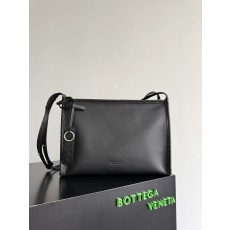 BOTTEGA VENETA BV 보테가 베네타 코리에르 메신저(Corriere Messenger) 크로스백 메신저백 가방 블랙