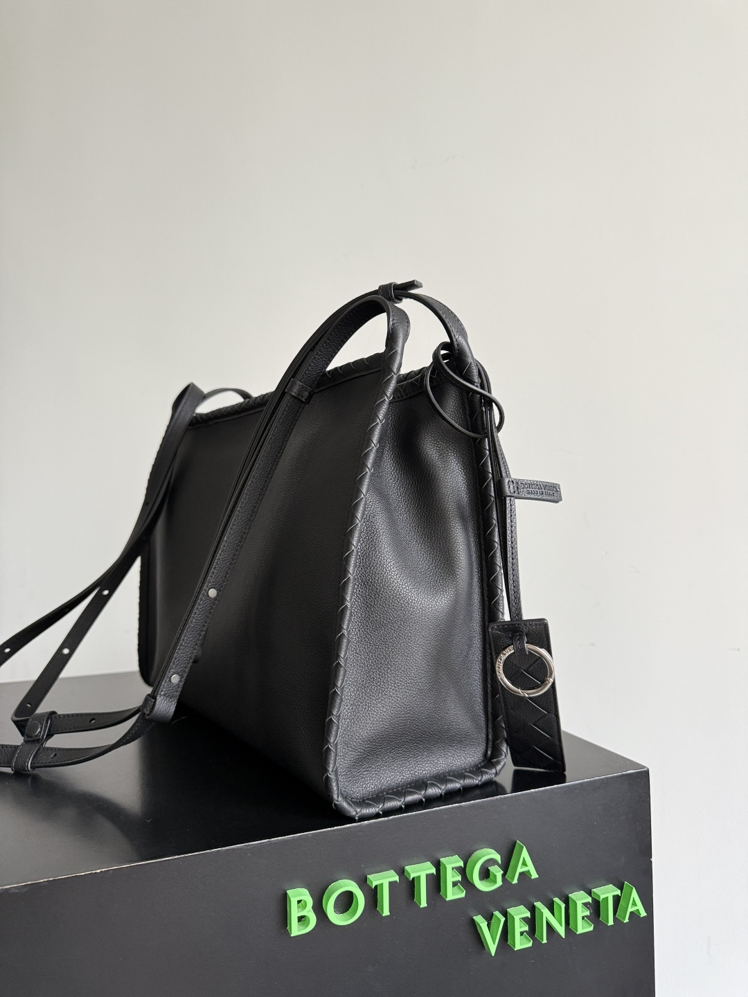 BOTTEGA VENETA BV 보테가 베네타 코리에르 메신저(Corriere Messenger) 크로스백 메신저백 가방 블랙