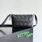 BOTTEGA VENETA BV 보테가 베네타 Diago 디아고 지퍼 크로스백 (837112) 가방 블랙