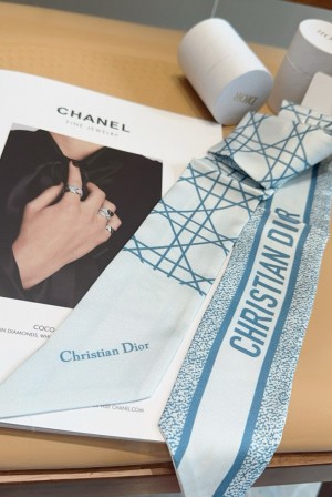 디올(DIOR) 트윌리 목도리 스카프