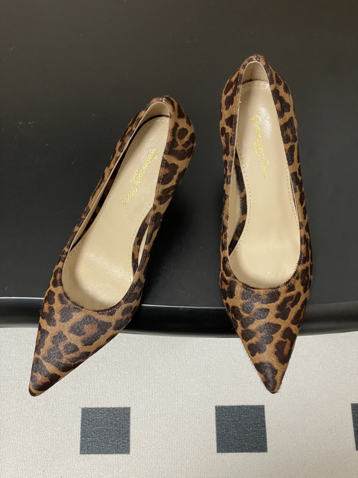 지안비토 로시(GIANVITO ROSSI) 포인티드 하이힐 신발