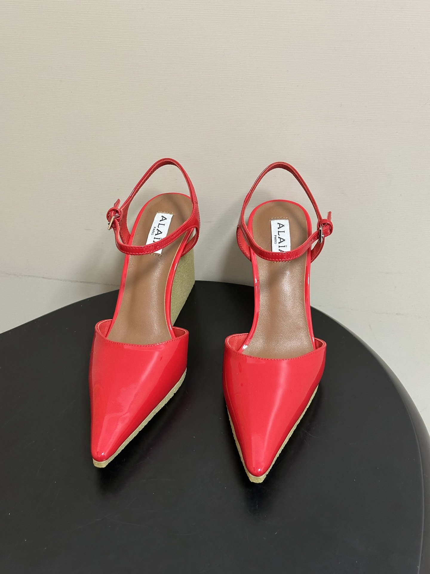 알라이아(ALAIA) 페이턴트 큐브 힐 슬링백 신발