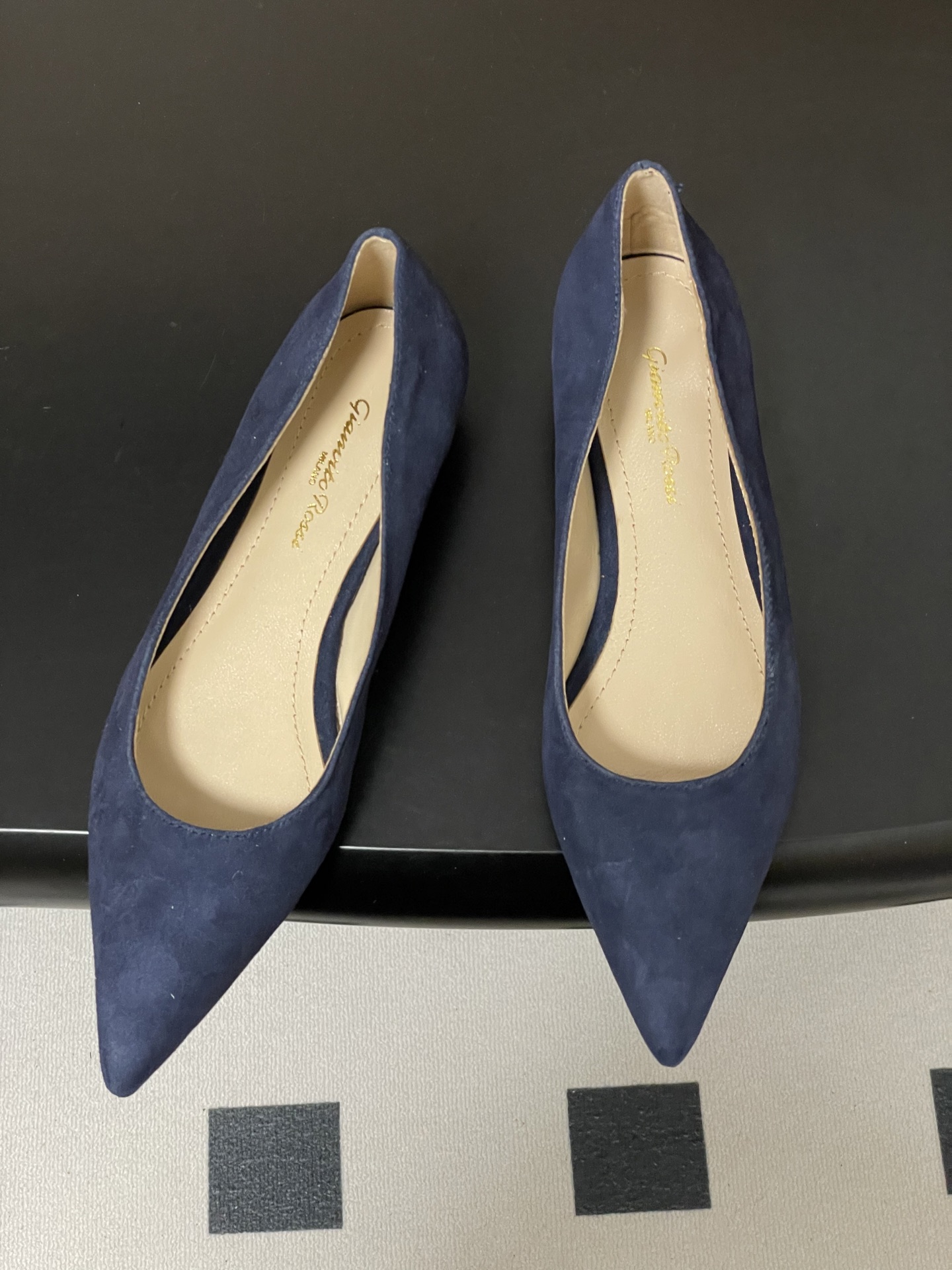 지안비토 로시(GIANVITO ROSSI) 포인티드 플랫슈즈 신발