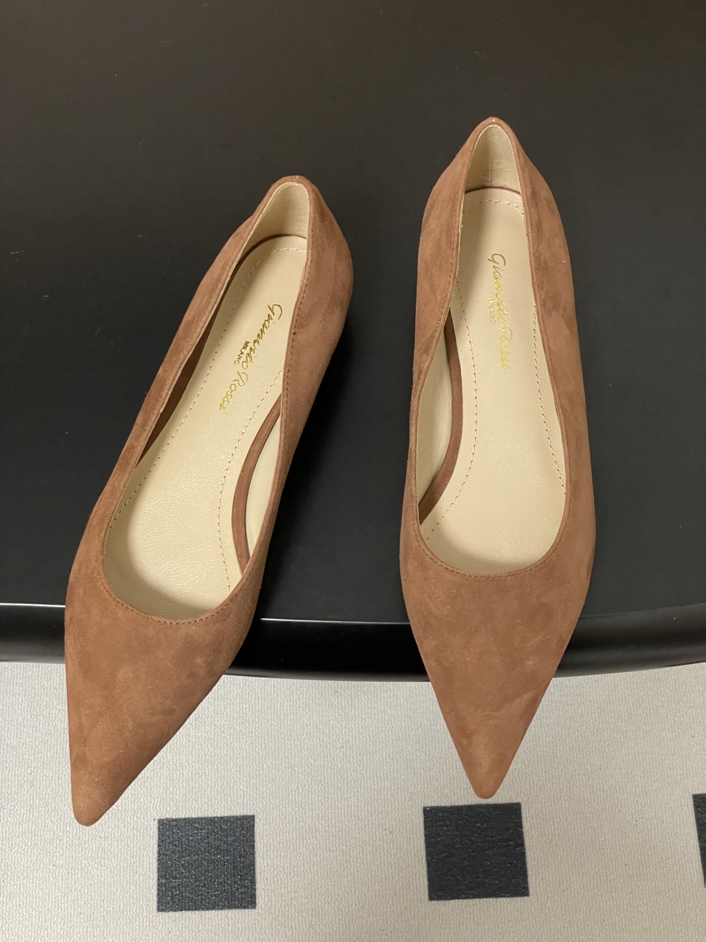 지안비토 로시(GIANVITO ROSSI) 포인티드 플랫슈즈 신발