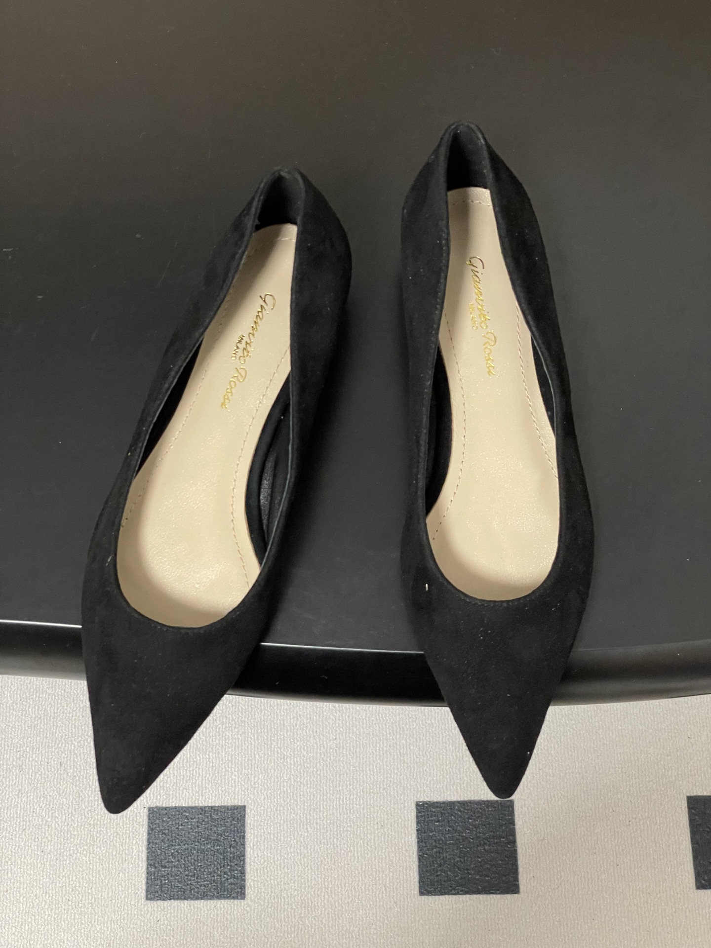 지안비토 로시(GIANVITO ROSSI) 포인티드 플랫슈즈 신발