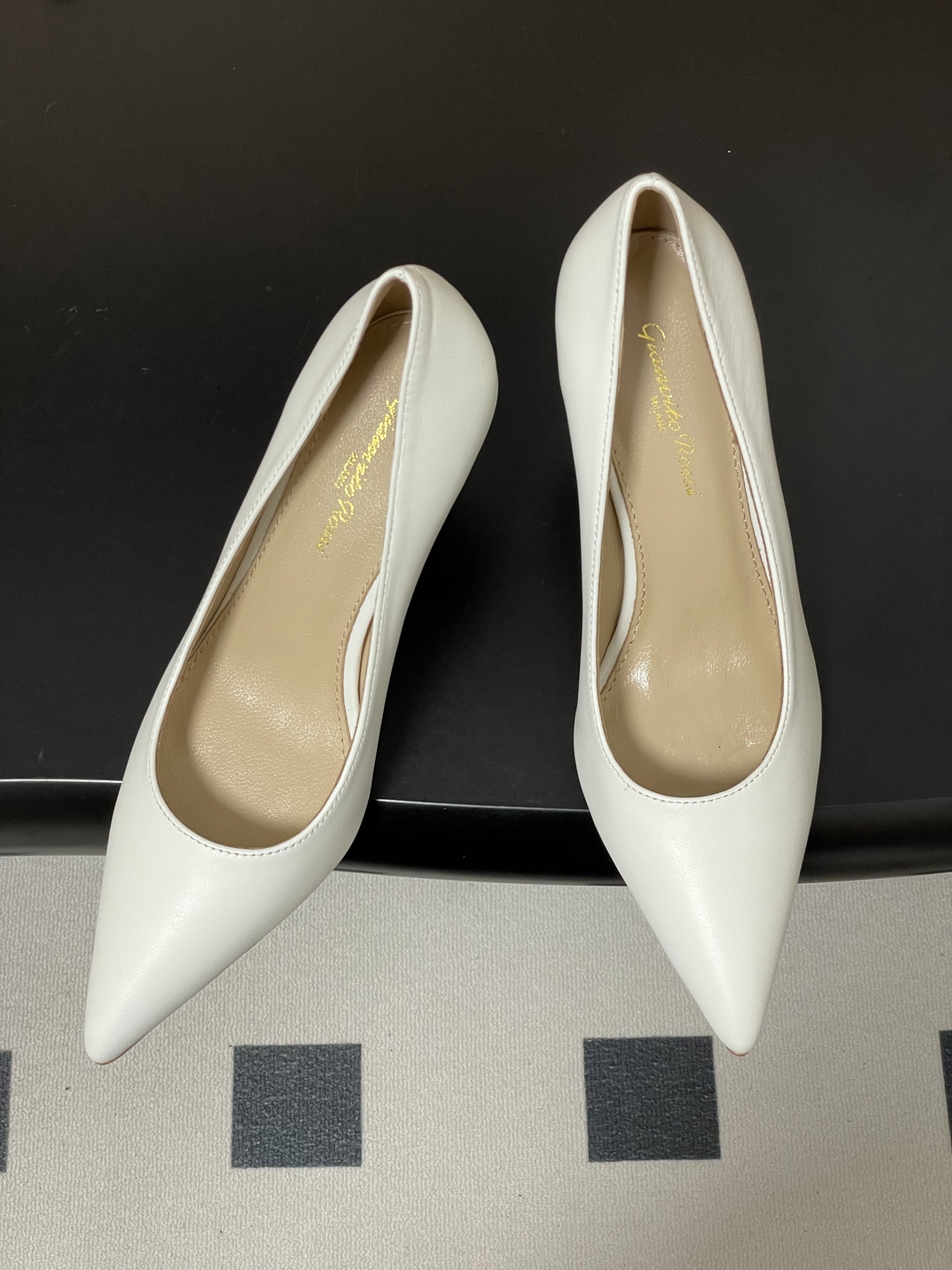 지안비토 로시(GIANVITO ROSSI) 포인티드 하이힐 신발