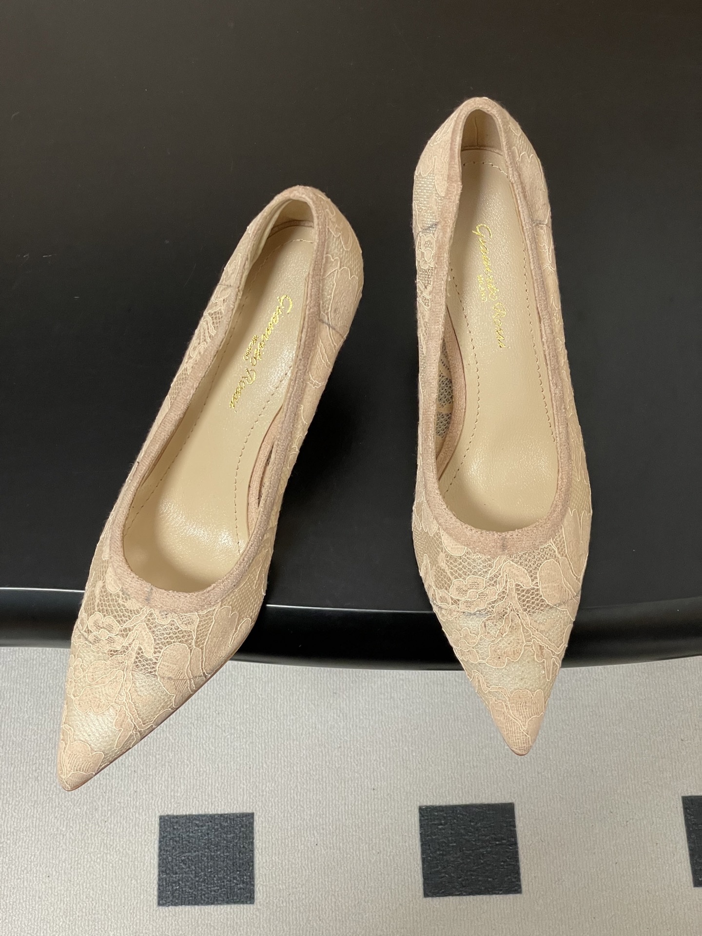 지안비토 로시(GIANVITO ROSSI) 메쉬 포인티드 하이힐 신발