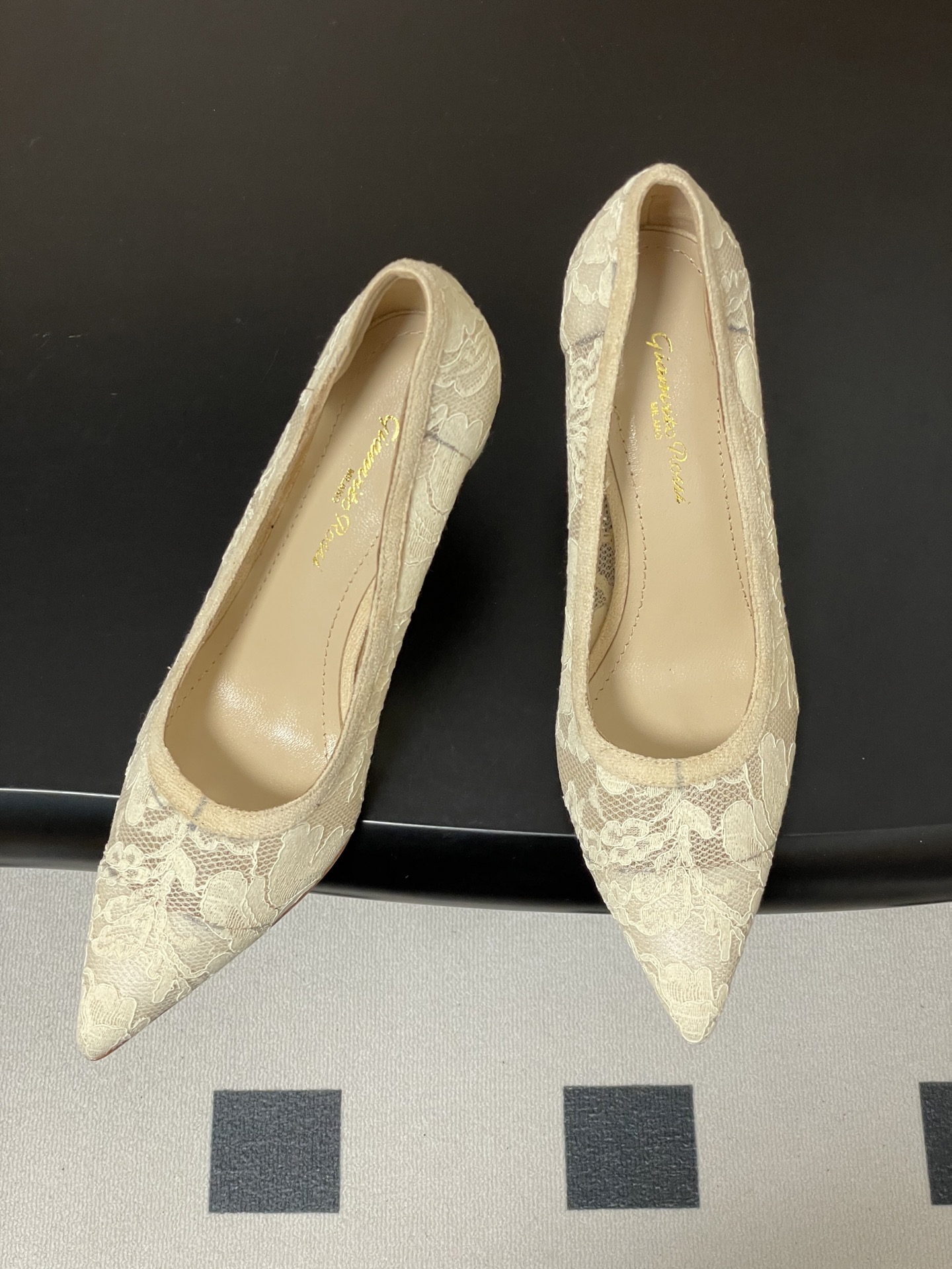 지안비토 로시(GIANVITO ROSSI) 메쉬 포인티드 하이힐 신발