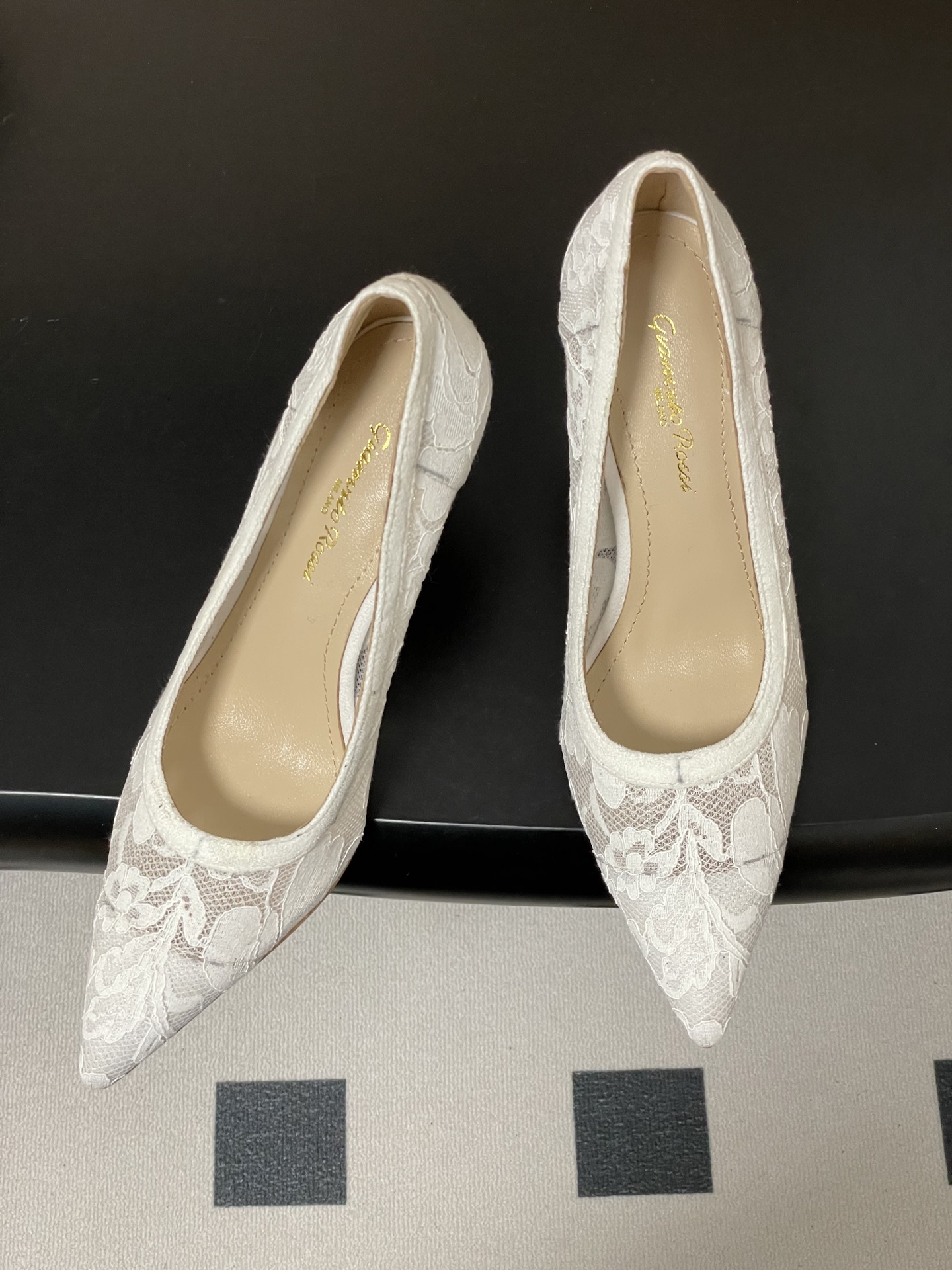 지안비토 로시(GIANVITO ROSSI) 메쉬 포인티드 하이힐 신발