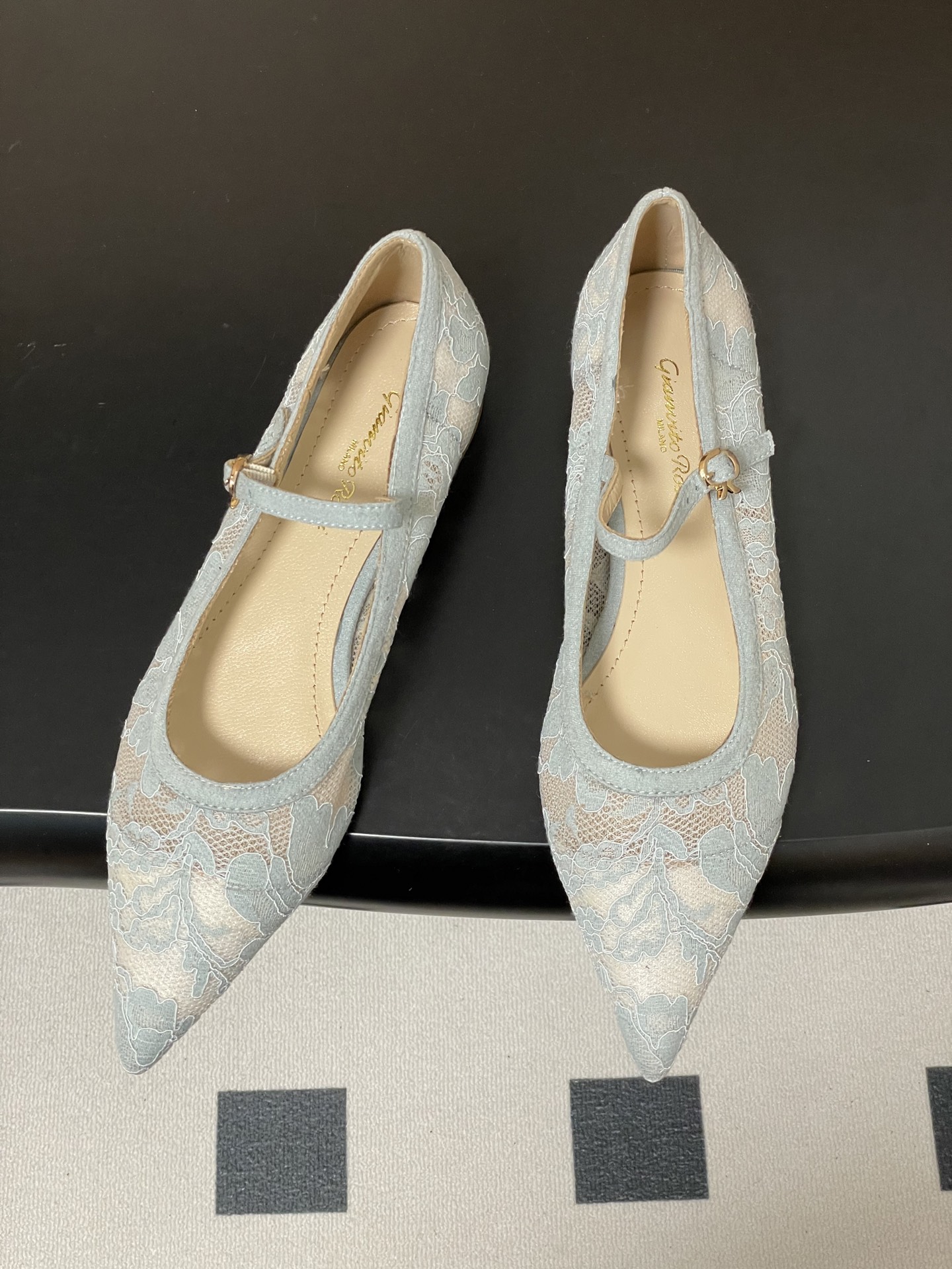 지안비토 로시(GIANVITO ROSSI) 메쉬 포인티드 플랫슈즈 신발