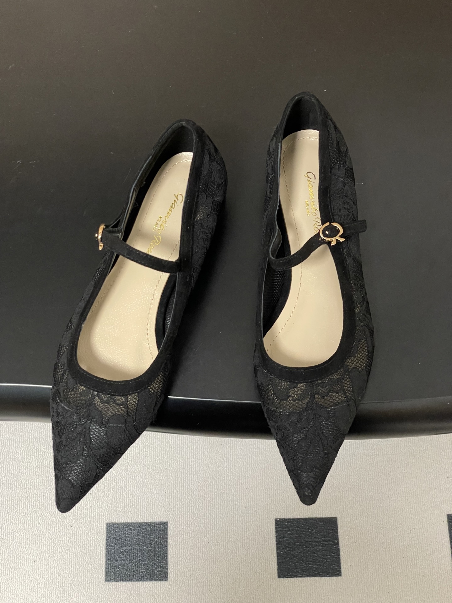 지안비토 로시(GIANVITO ROSSI) 메쉬 포인티드 플랫슈즈 신발