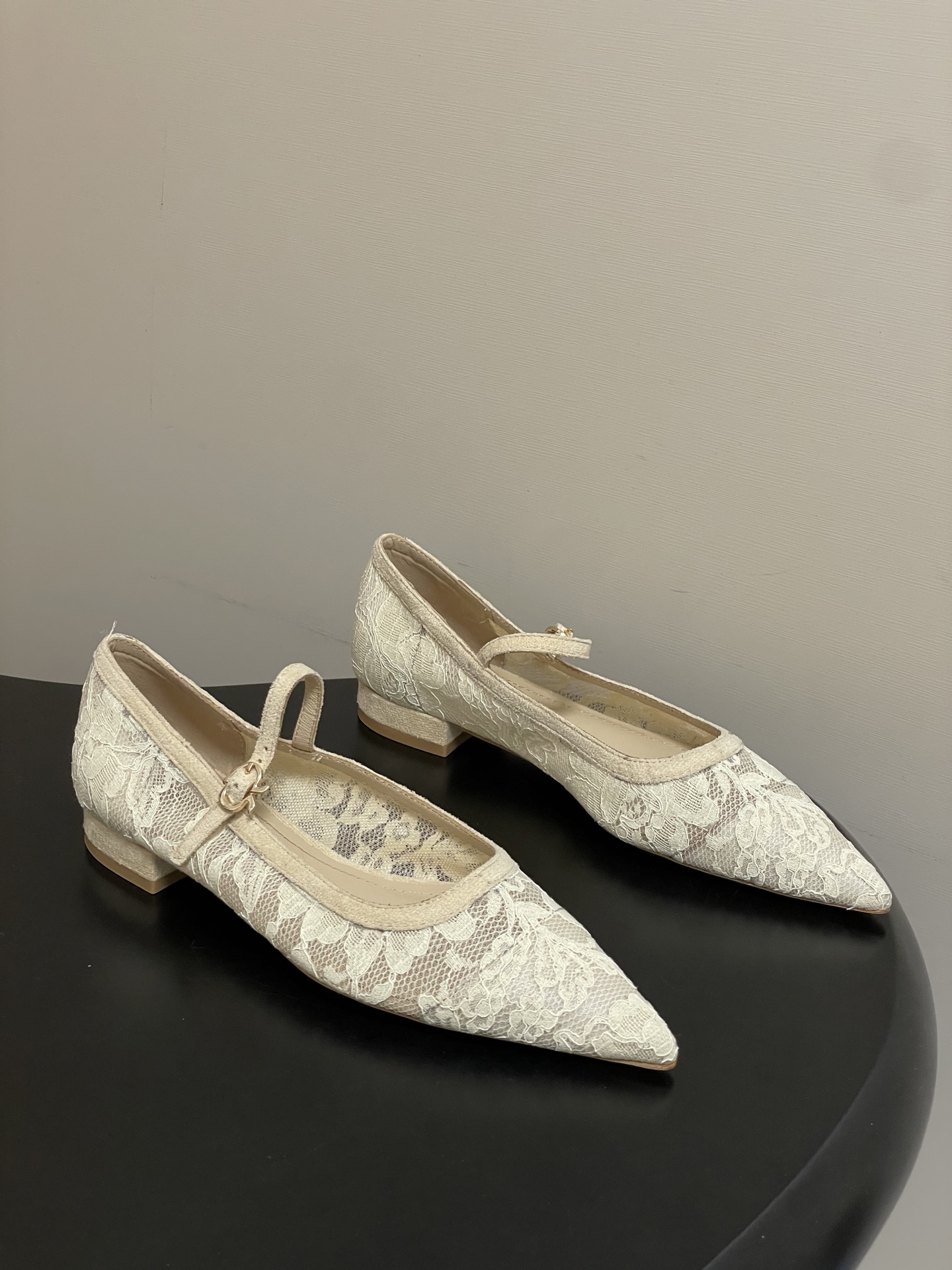 지안비토 로시(GIANVITO ROSSI) 메쉬 포인티드 플랫슈즈 신발