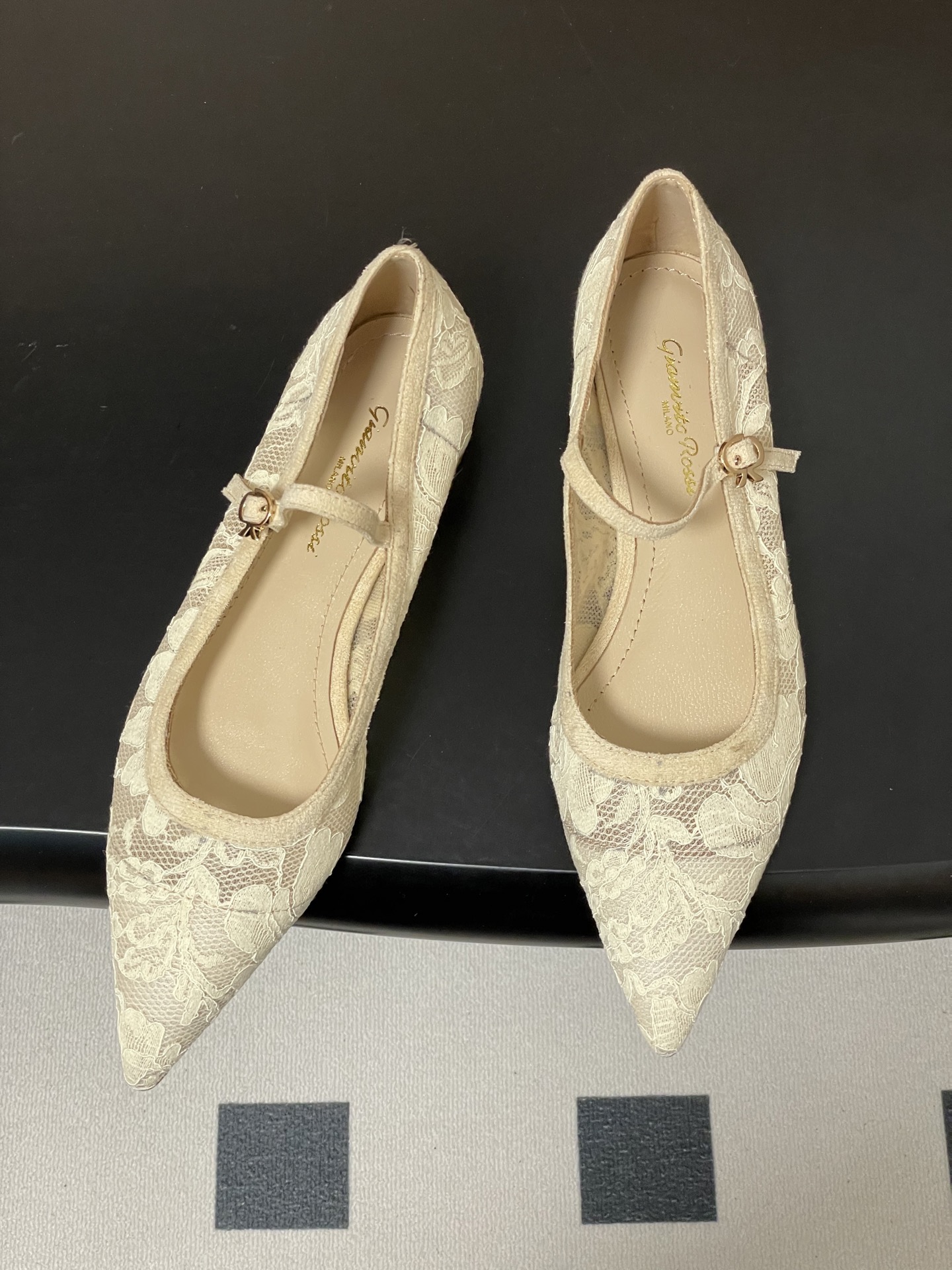 지안비토 로시(GIANVITO ROSSI) 메쉬 포인티드 플랫슈즈 신발