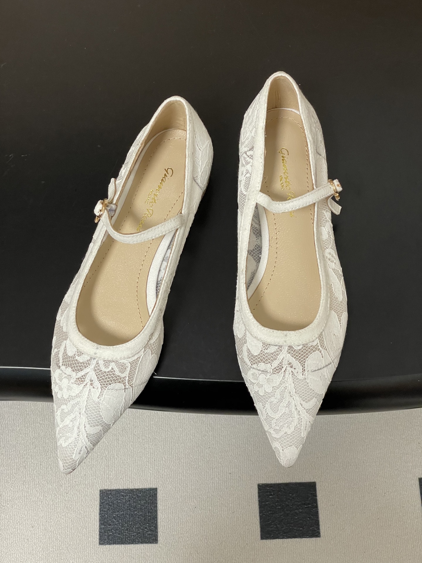 지안비토 로시(GIANVITO ROSSI) 메쉬 포인티드 플랫슈즈 신발