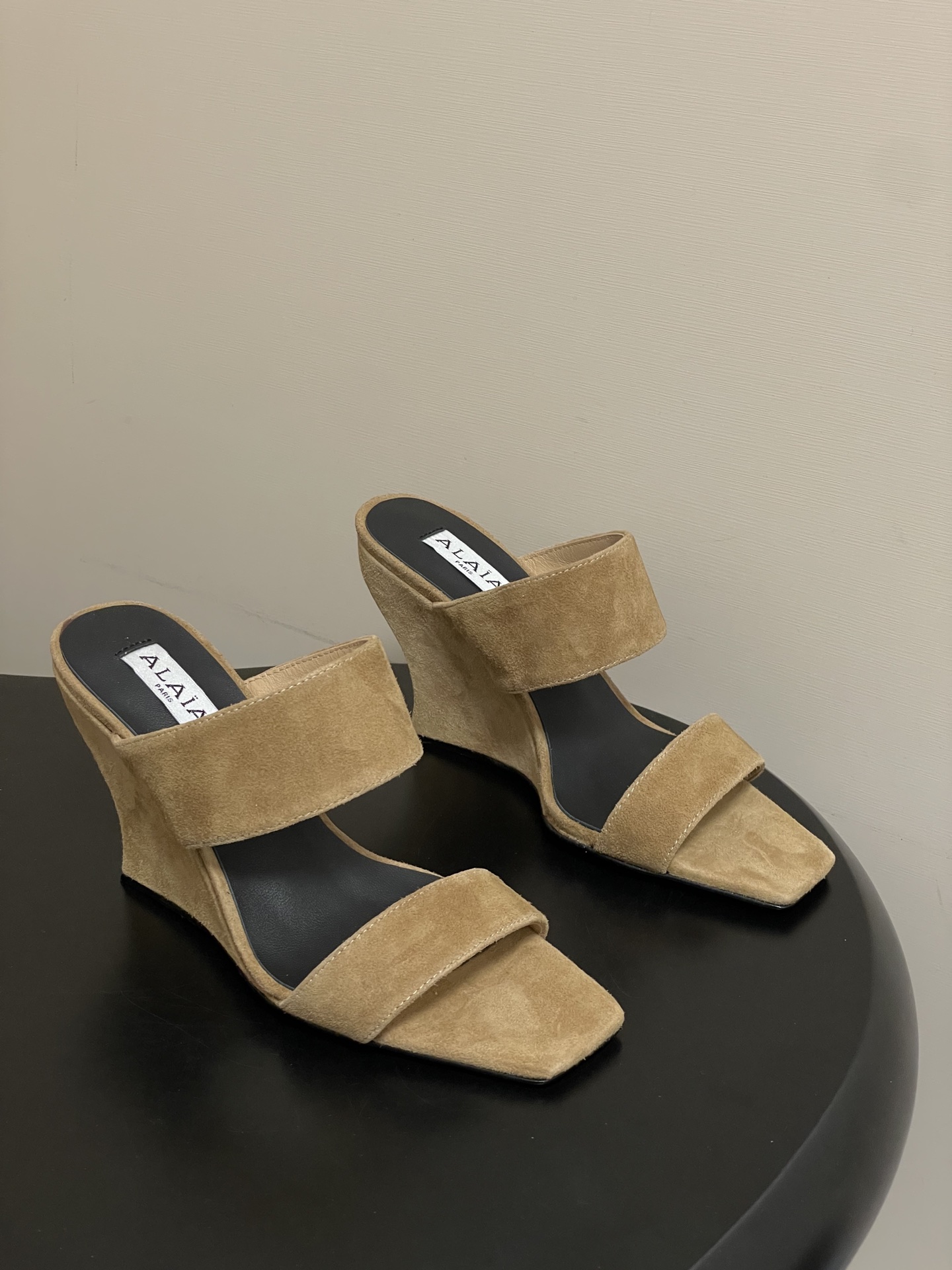 알라이아(ALAIA) 스웨이드 웨지 뮬 구두 신발