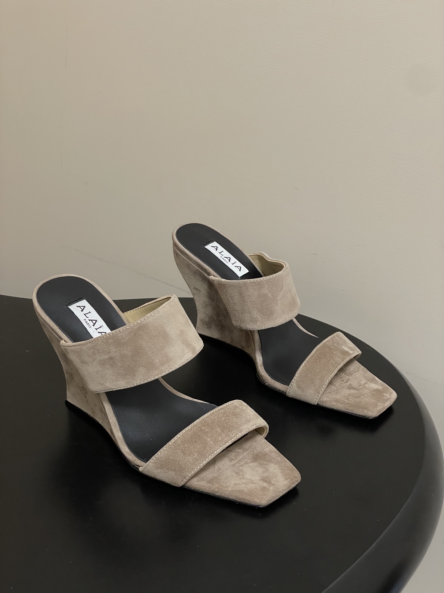 알라이아(ALAIA) 스웨이드 웨지 뮬 구두 신발