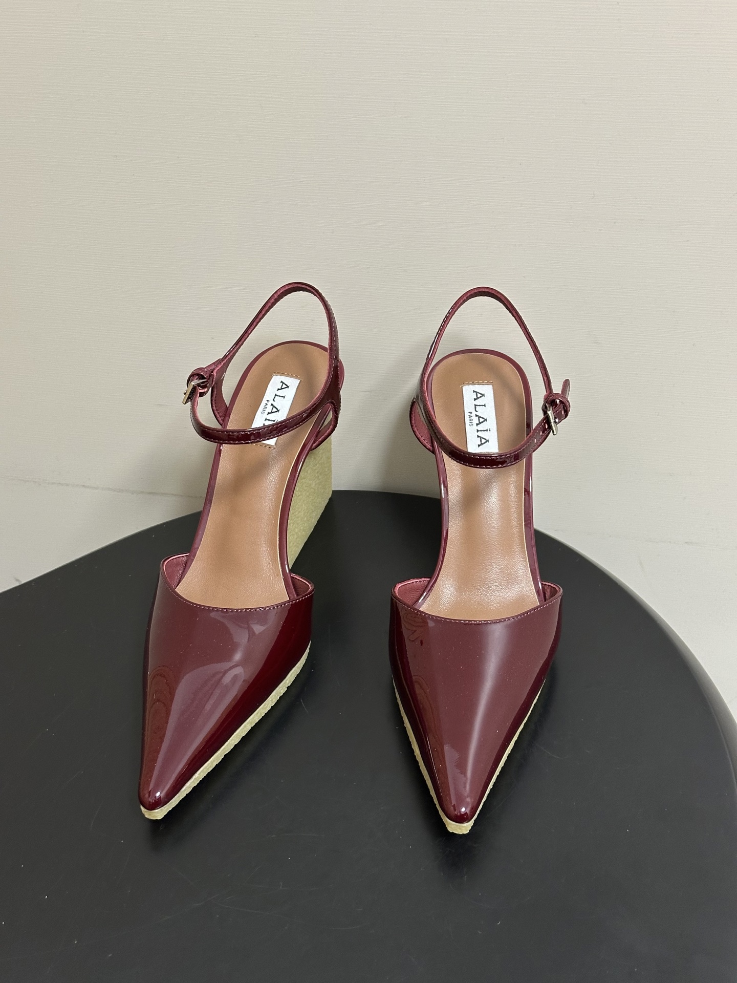 알라이아(ALAIA) 페이턴트 큐브 힐 슬링백 신발