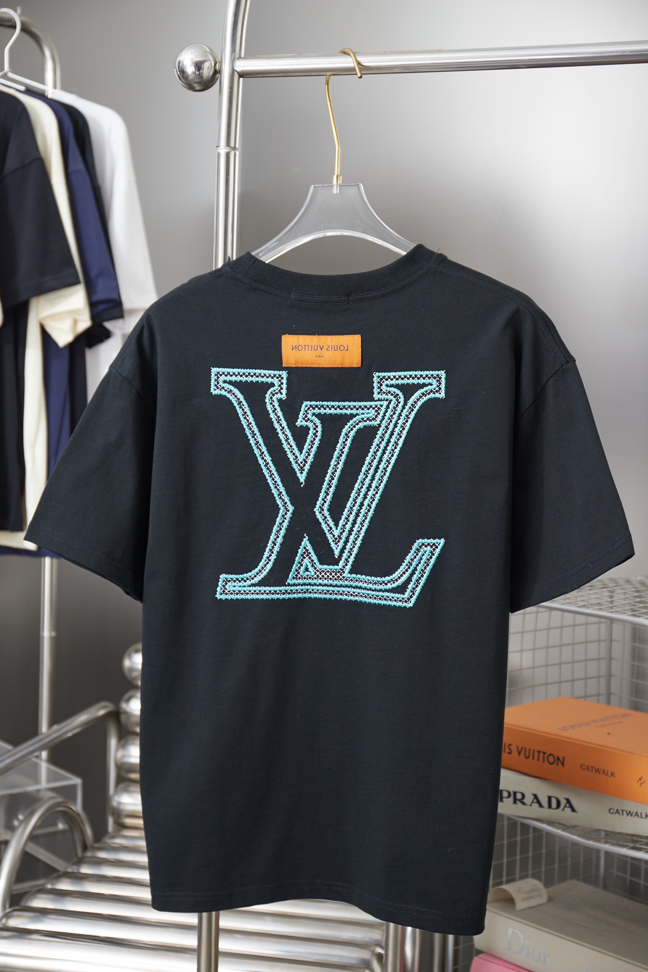 루이비통(LV) 자수 로고 반팔 티셔츠 의류