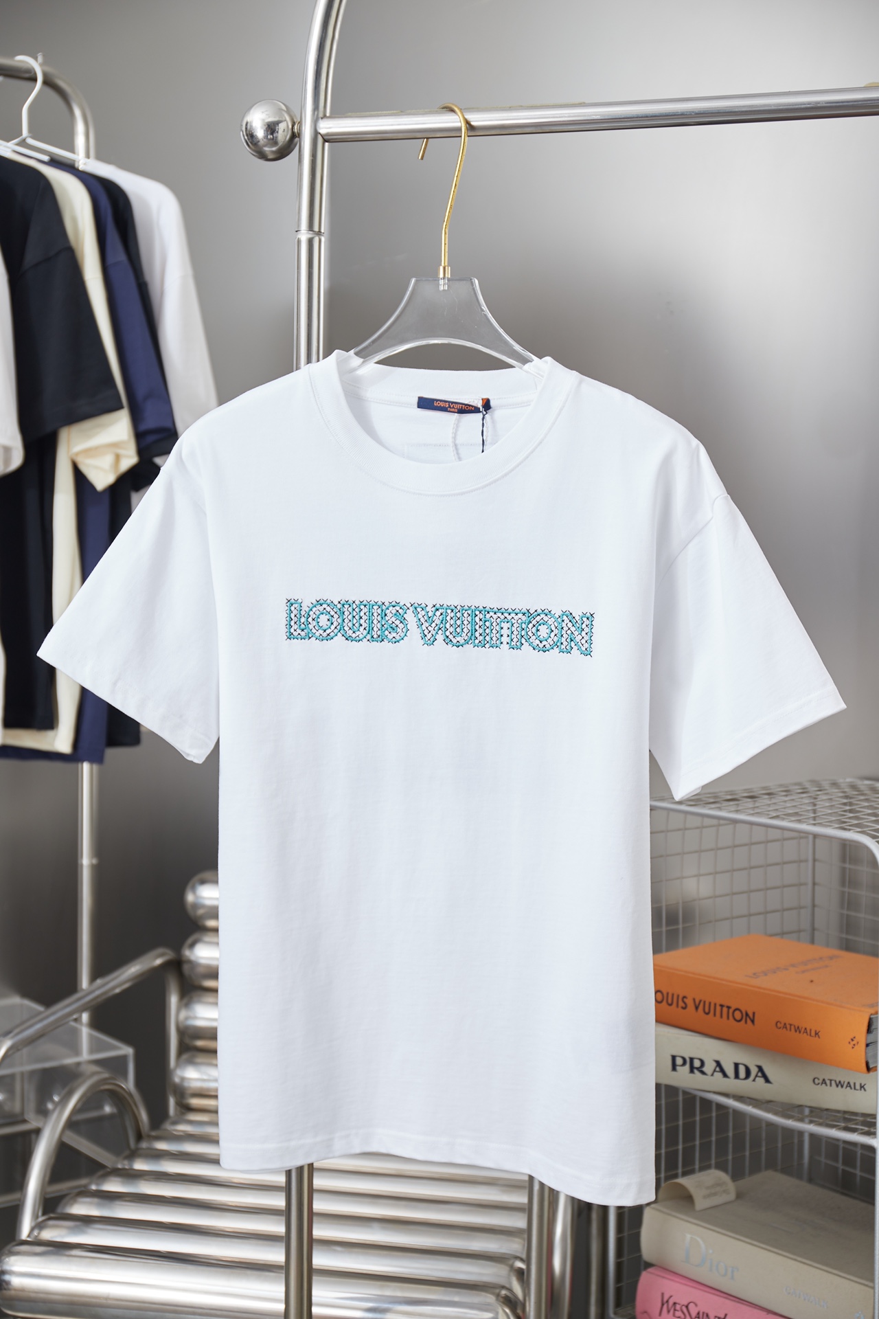루이비통(LV) 자수 로고 반팔 티셔츠 의류