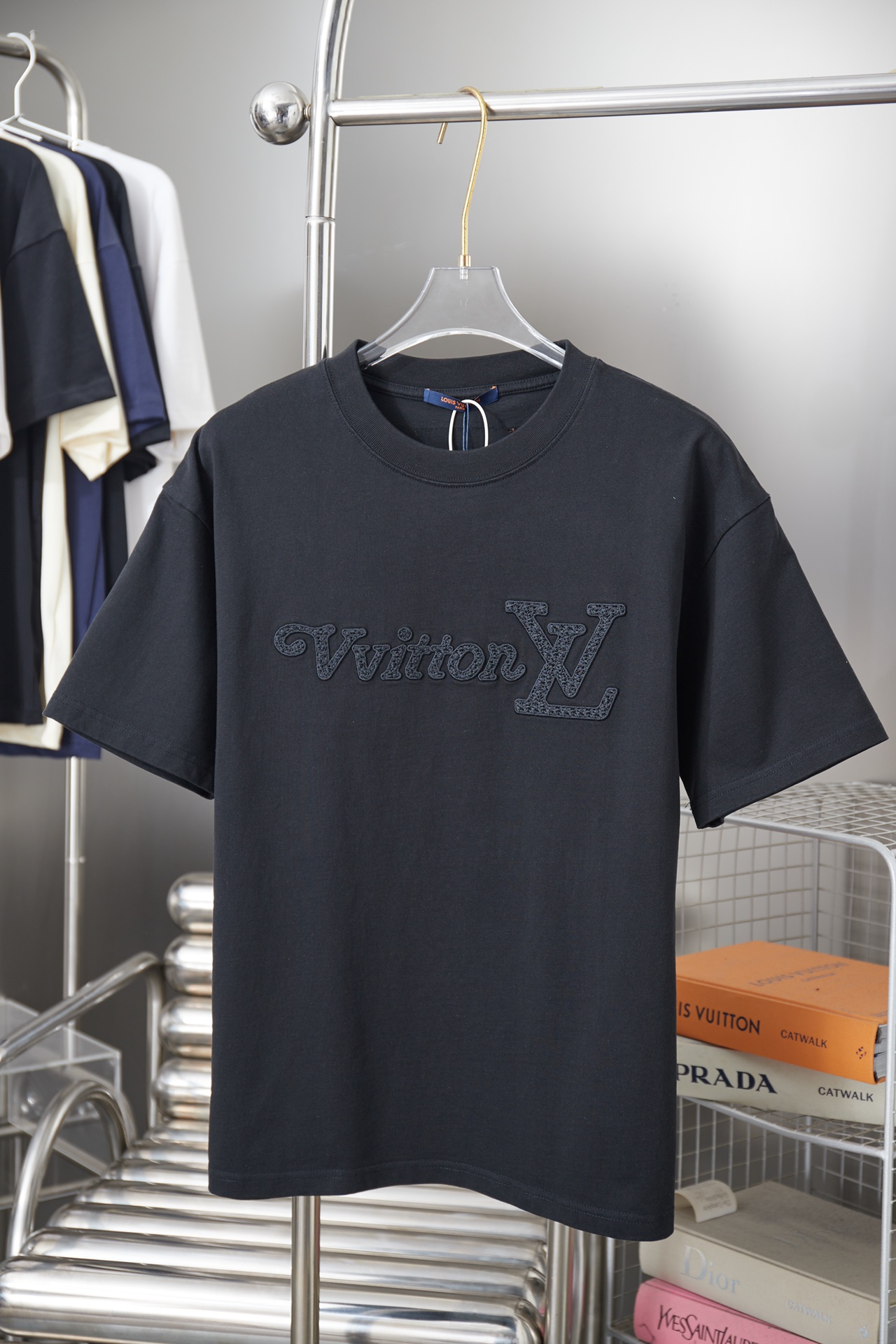 루이비통(LV) 워싱 자수 로고 반팔 티셔츠 의류