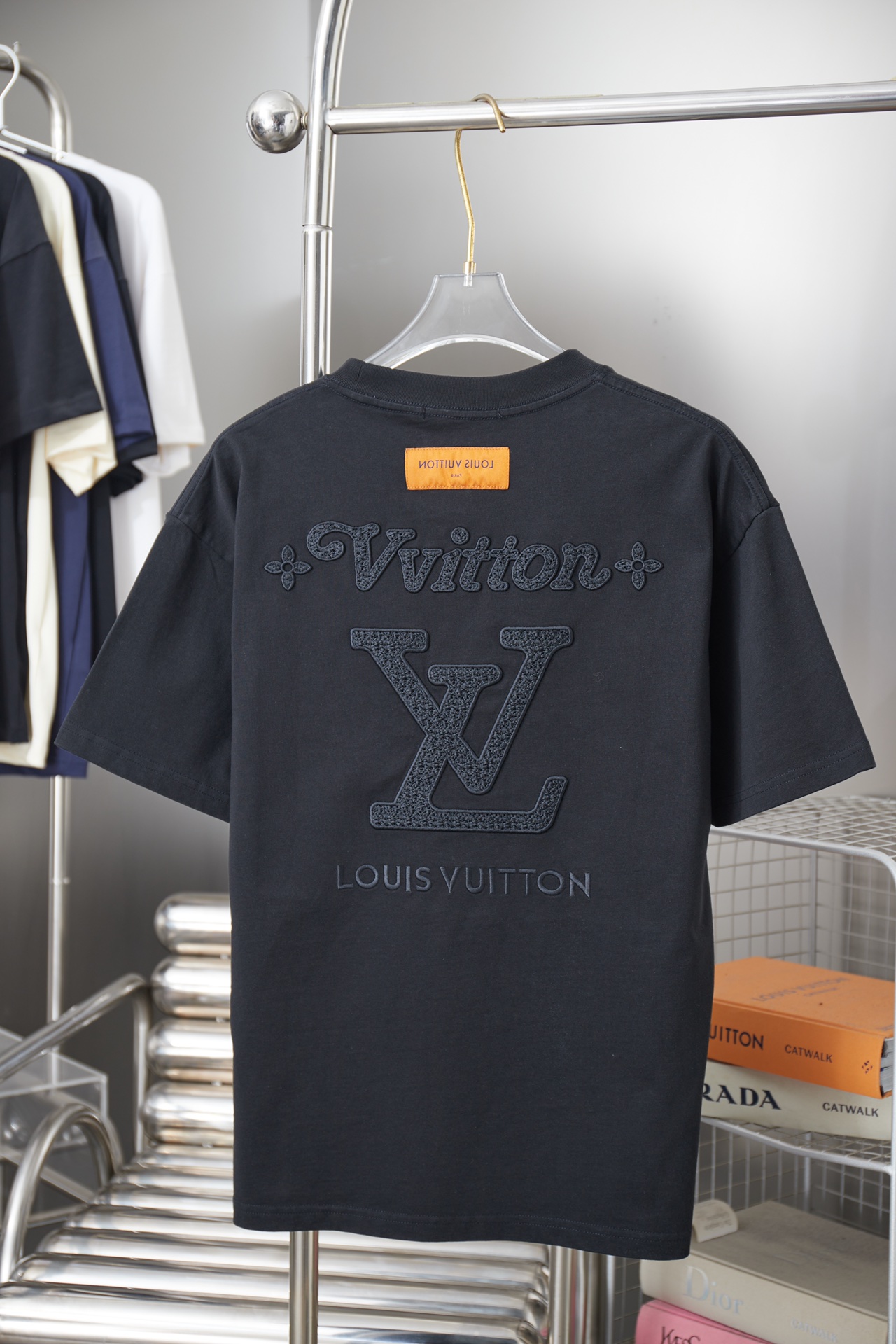 루이비통(LV) 워싱 자수 로고 반팔 티셔츠 의류