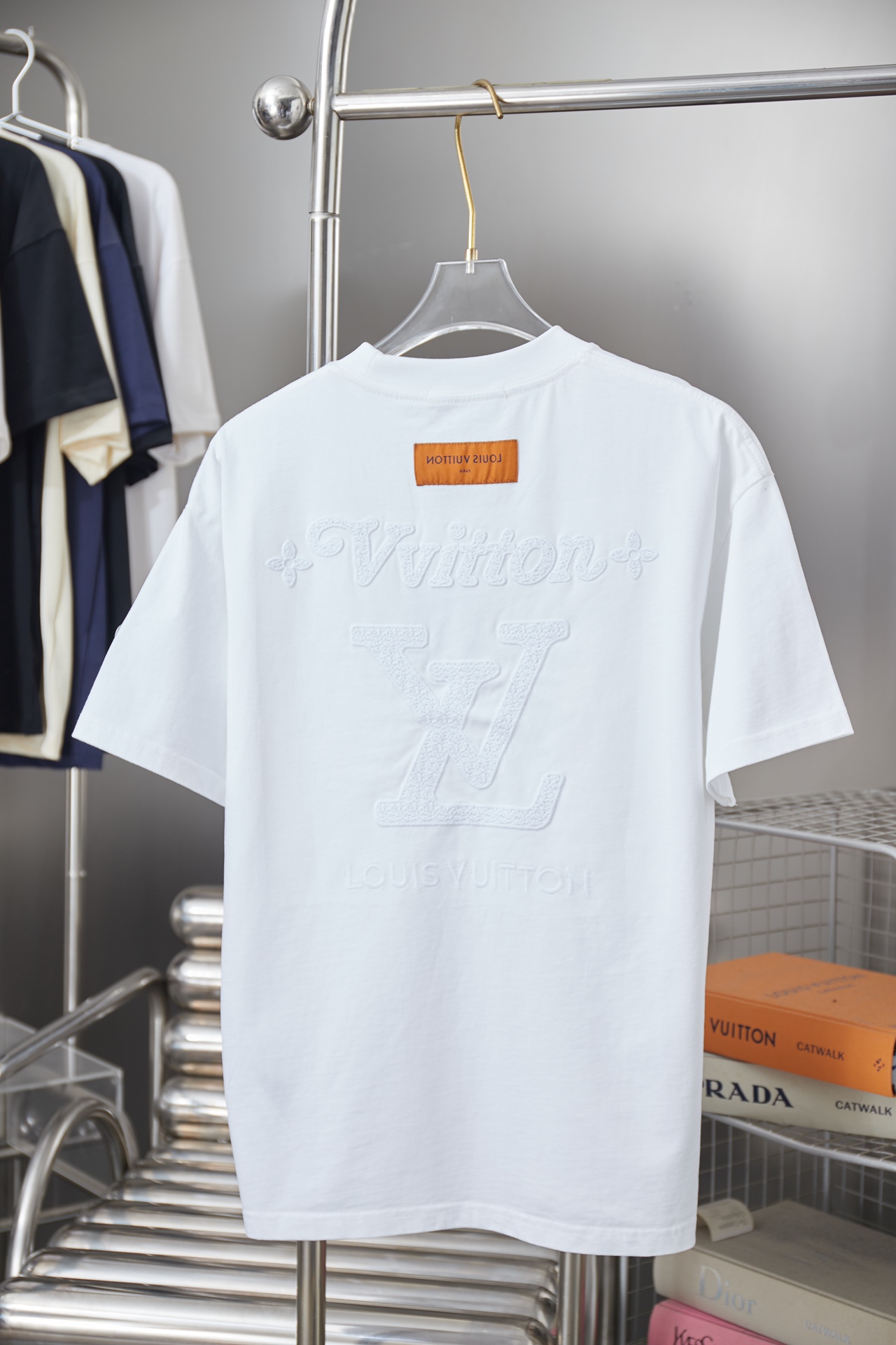 루이비통(LV) 워싱 자수 로고 반팔 티셔츠 의류