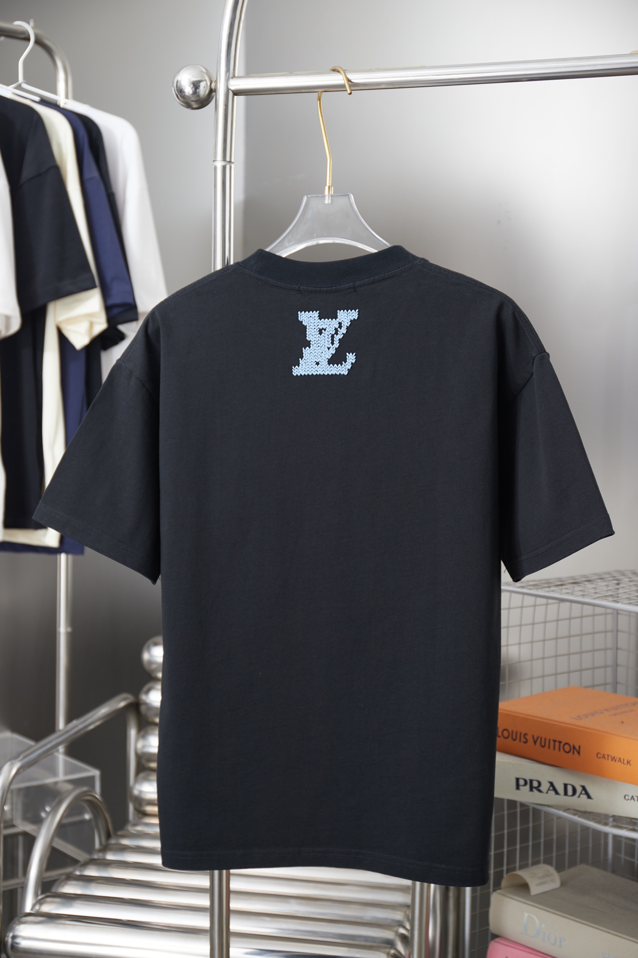 루이비통(LV) 자수 레터 로고 반팔 티셔츠 의류