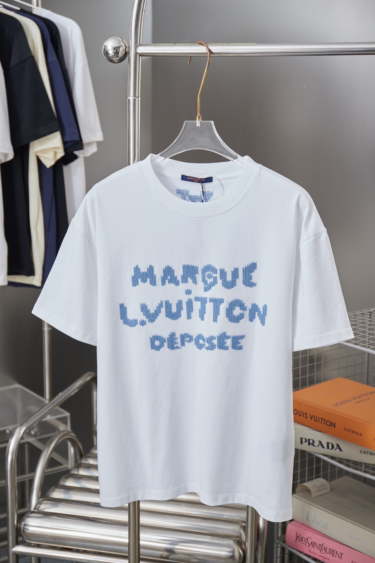 루이비통(LV) 자수 레터 로고 반팔 티셔츠 의류