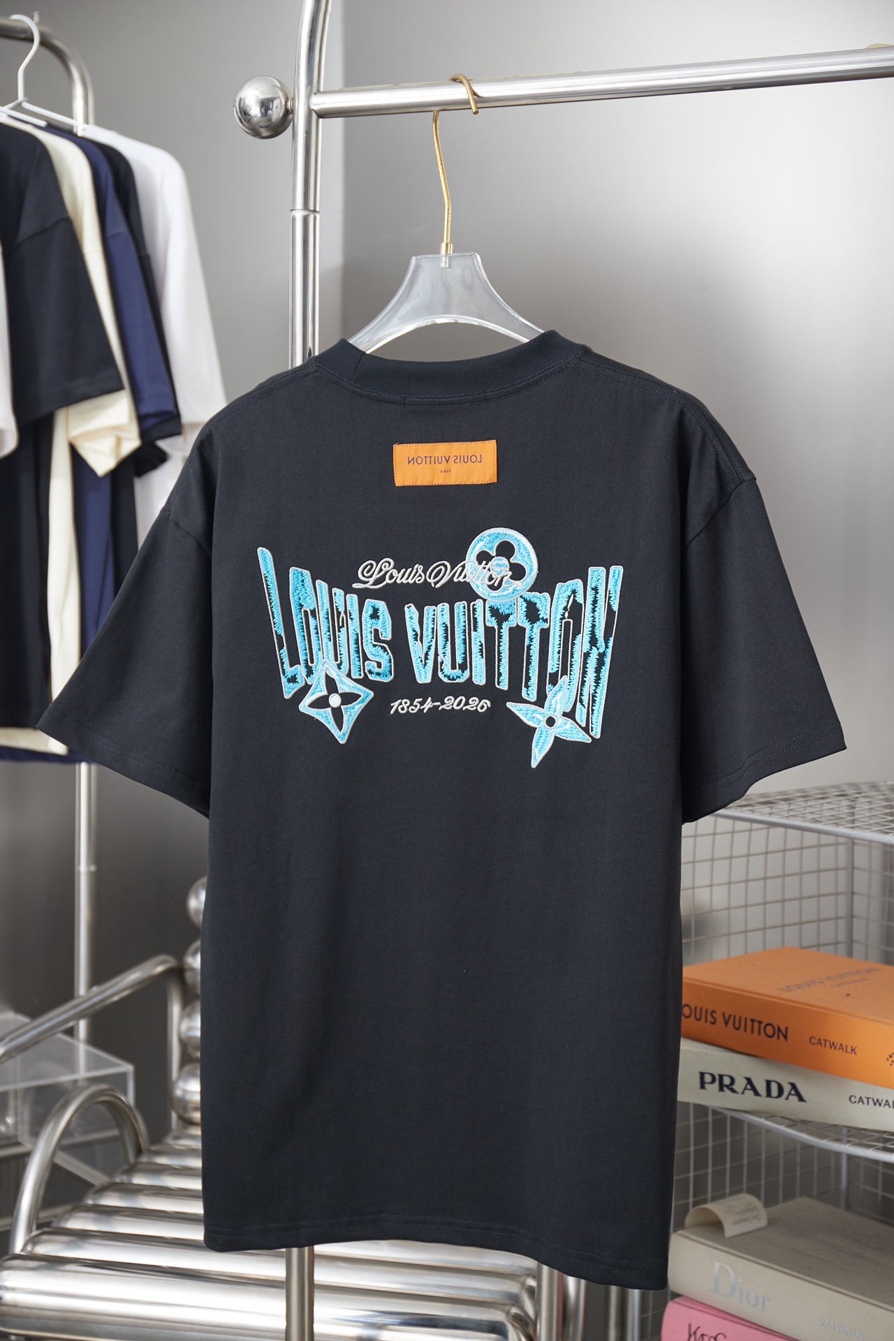 루이비통(LV) 입체 자수 로고 반팔 티셔츠 의류