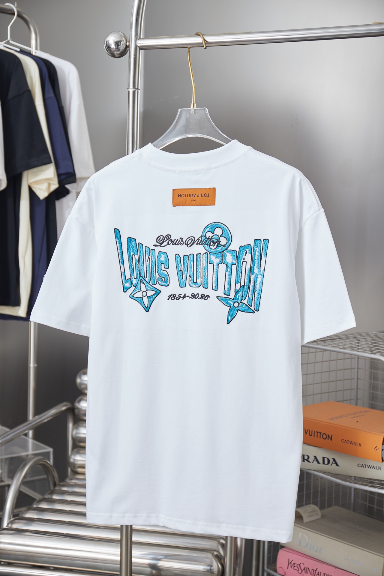 루이비통(LV) 입체 자수 로고 반팔 티셔츠 의류