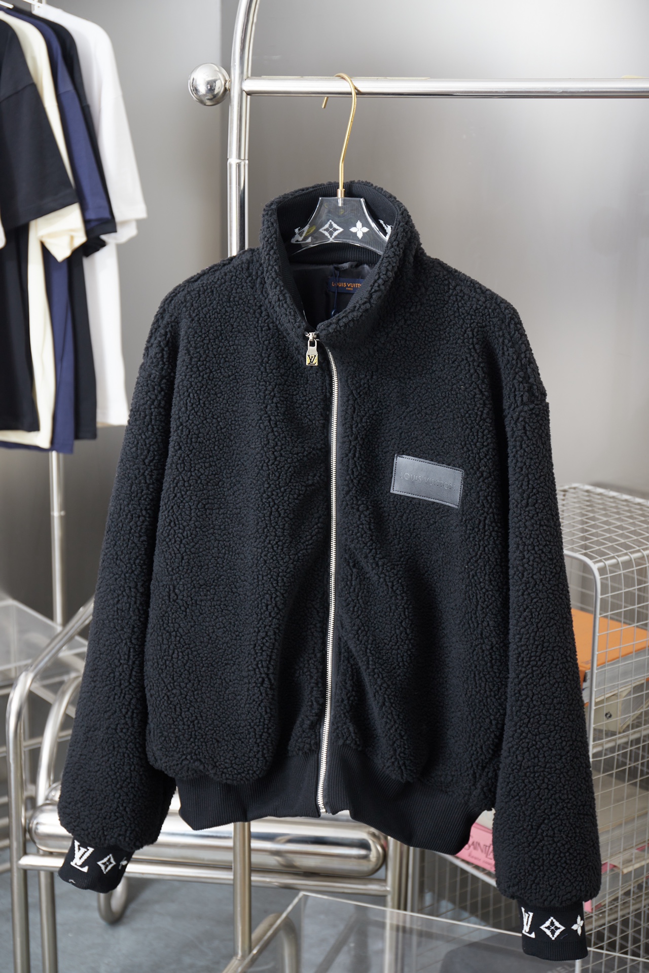 루이비통(LV) 레더 패치 자카드 플리스 패딩 자켓 의류