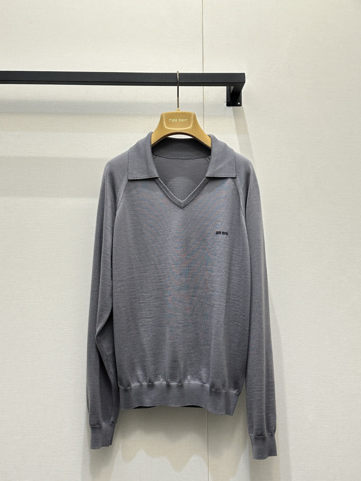 miumiu 미우미우 로고 자수 V넥 카라 긴팔 니트 의류