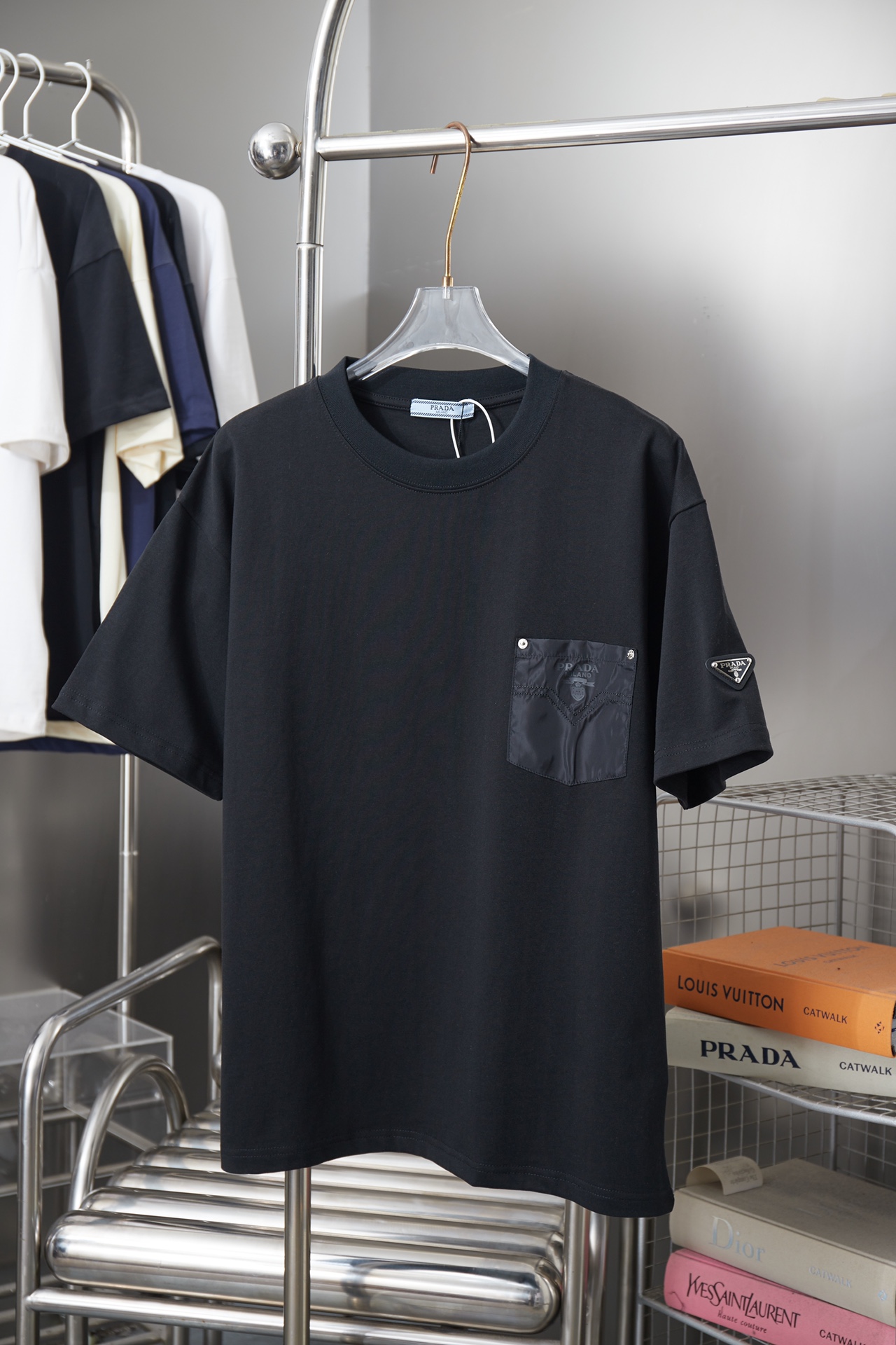 프라다(PRADA) 포켓 로고 프린트 반팔 티셔츠 의류