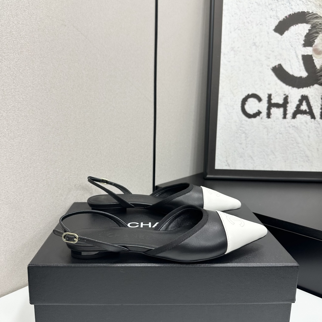 샤넬(CHANEL) 메탈 버클 레더 샌들 신발