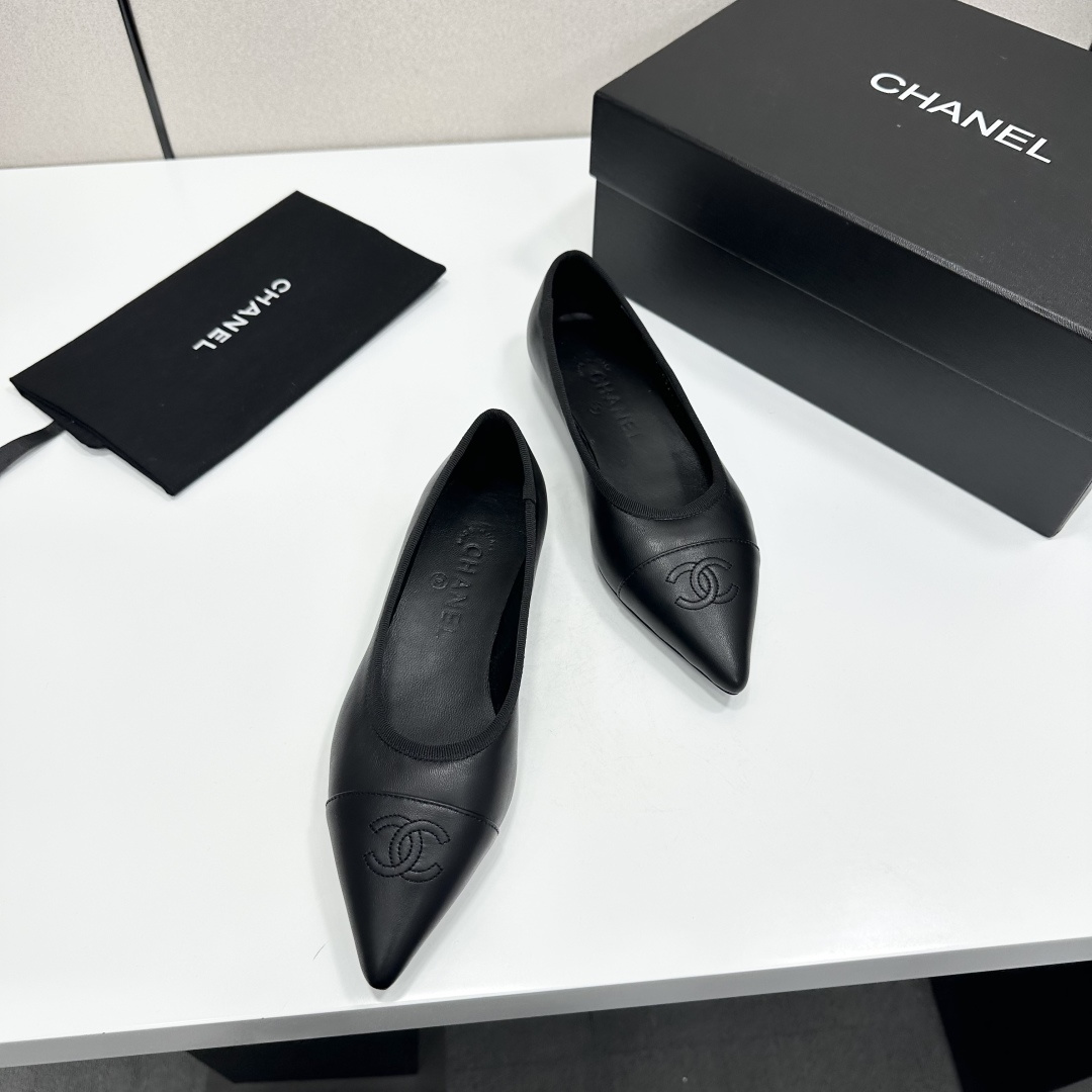 샤넬(CHANEL) 메탈 버클 레더 플랫슈즈 신발