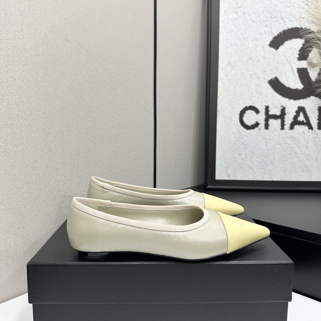 샤넬(CHANEL) 메탈 버클 레더 플랫슈즈 신발