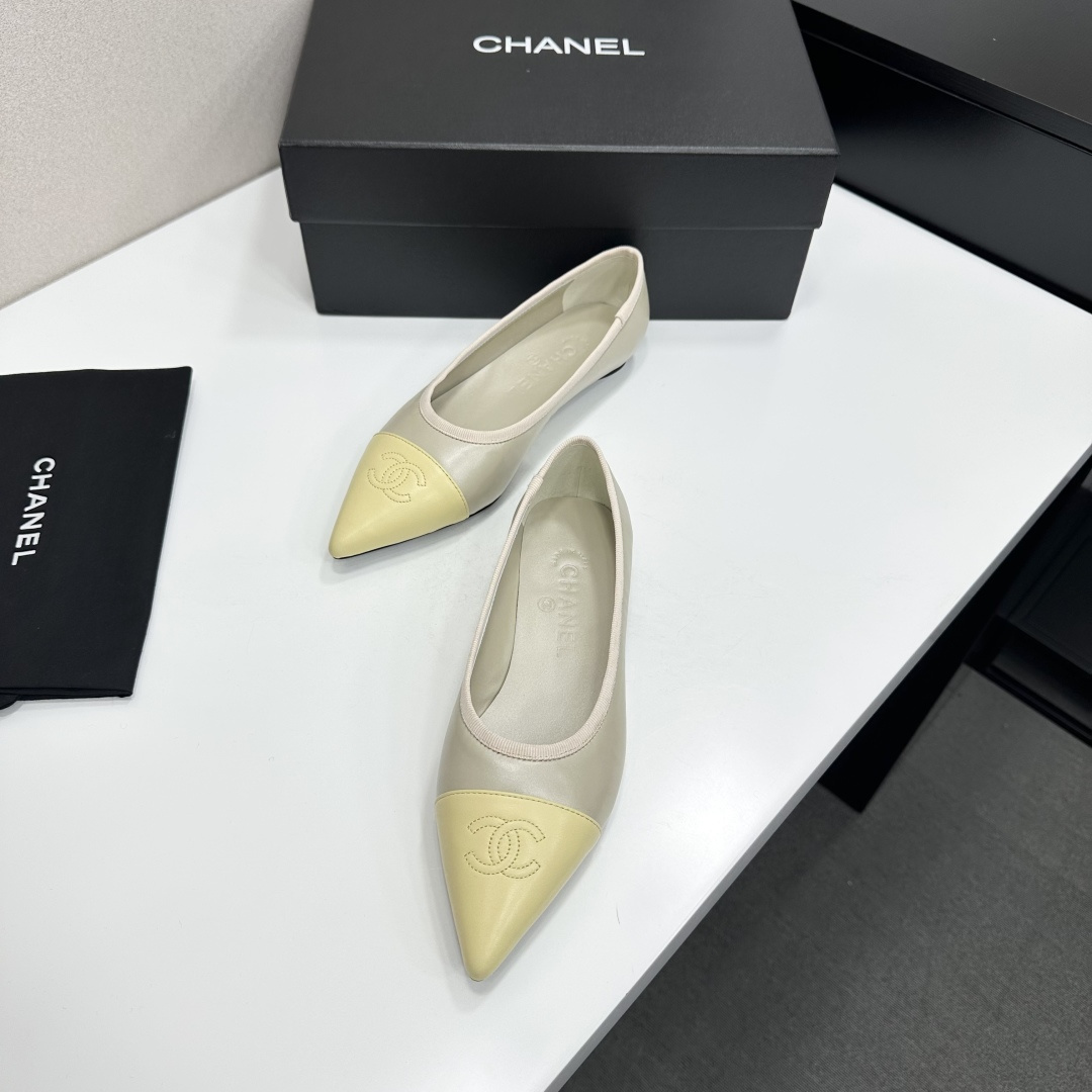 샤넬(CHANEL) 메탈 버클 레더 플랫슈즈 신발