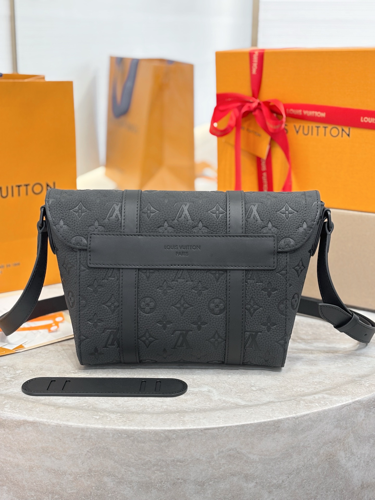 LV 루이비통 크리스토퍼(Christopher) 메신저 백 - 블랙 앙프렝뜨 크로스백 가방