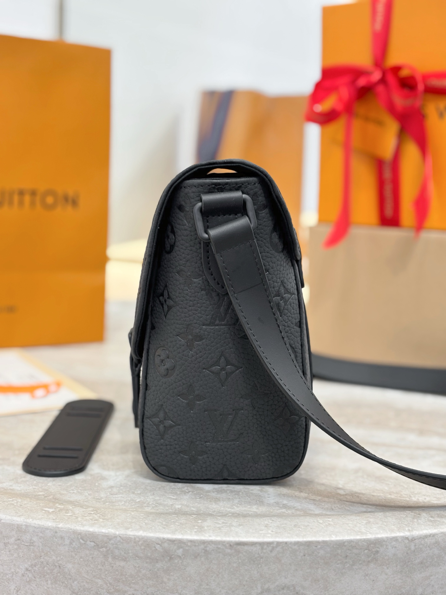 LV 루이비통 크리스토퍼(Christopher) 메신저 백 - 블랙 앙프렝뜨 크로스백 가방