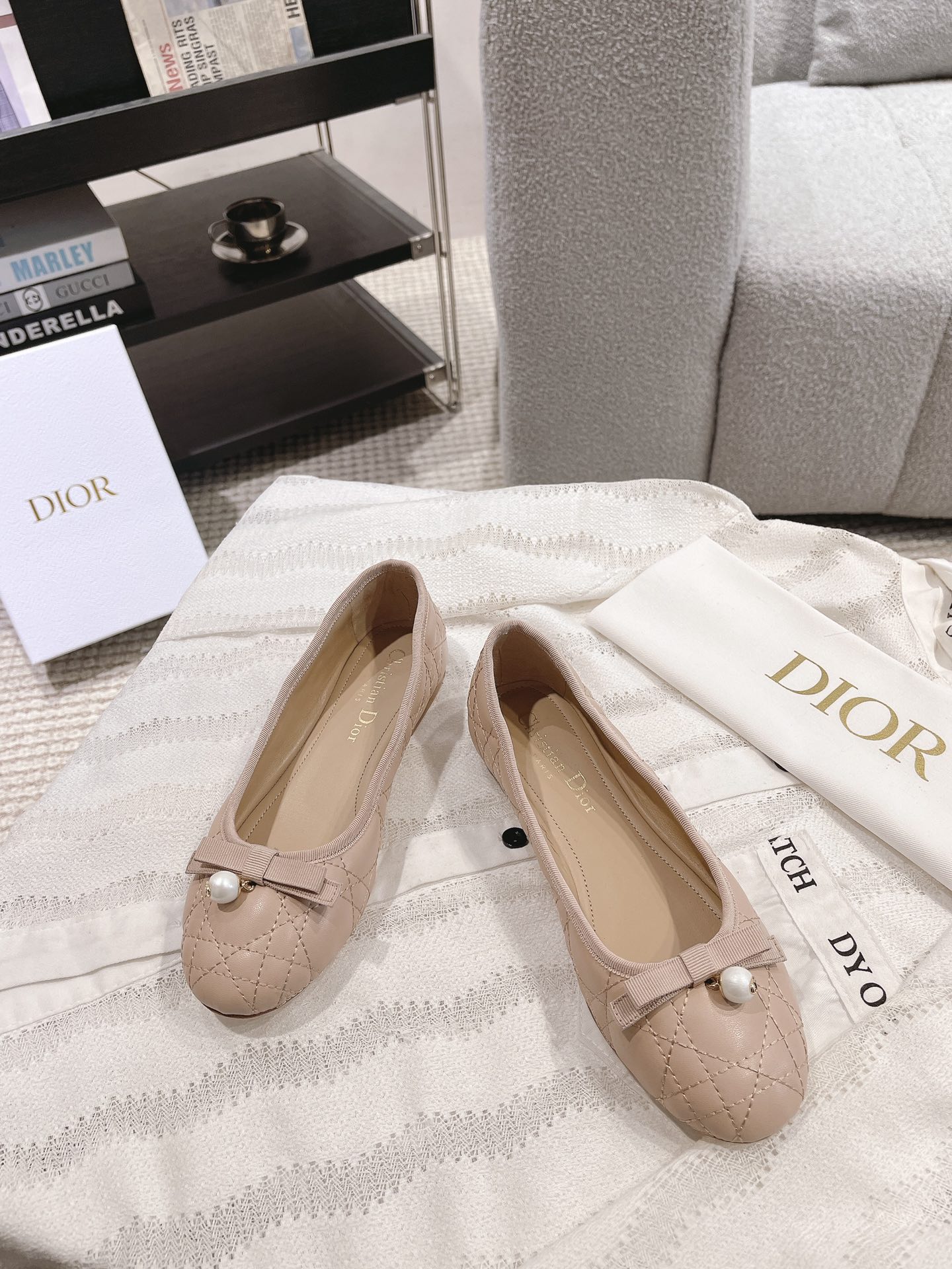 디올(DIOR) 까나쥬 발레리나 플랫 신발