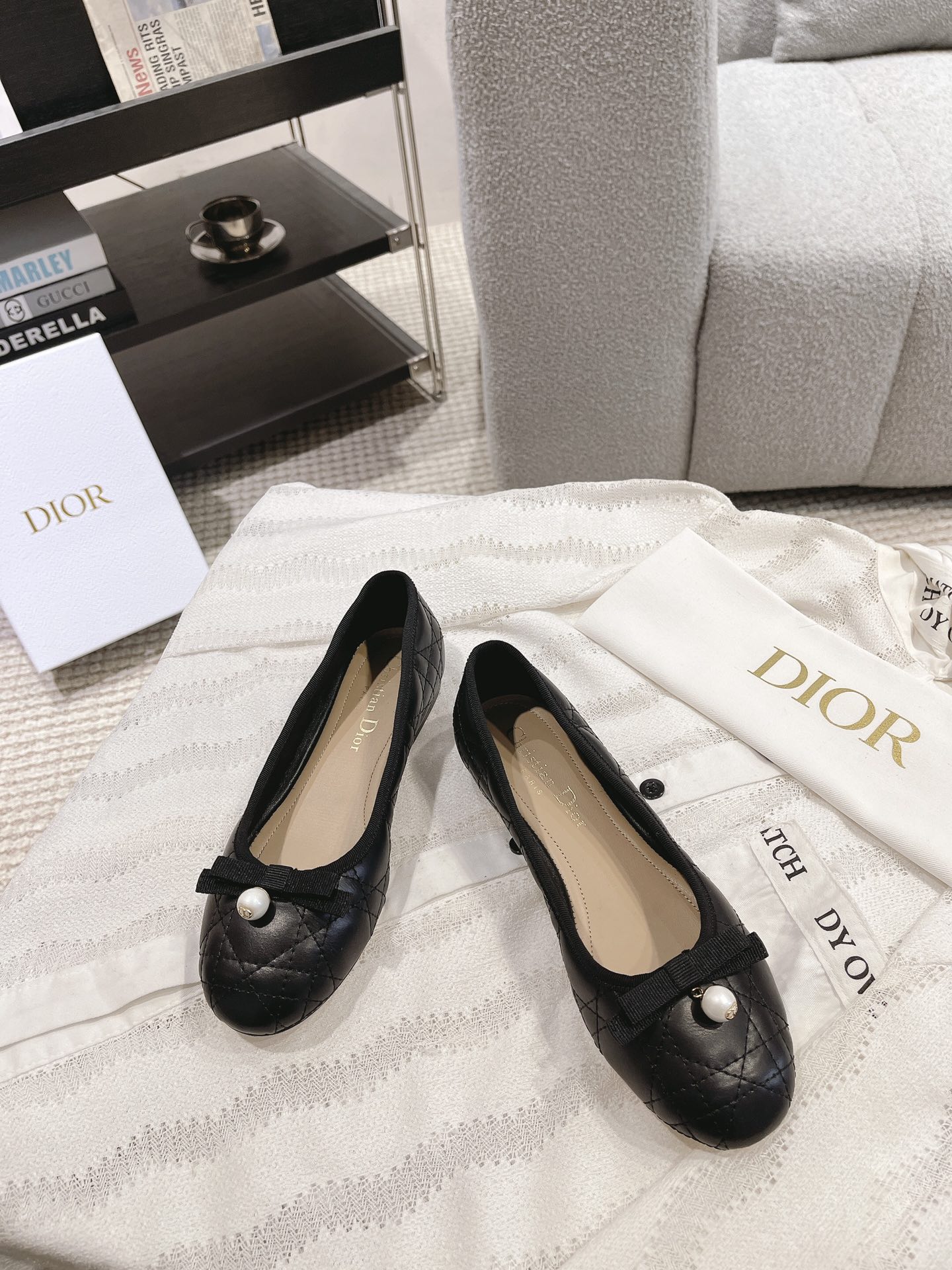 디올(DIOR) 까나쥬 발레리나 플랫 신발