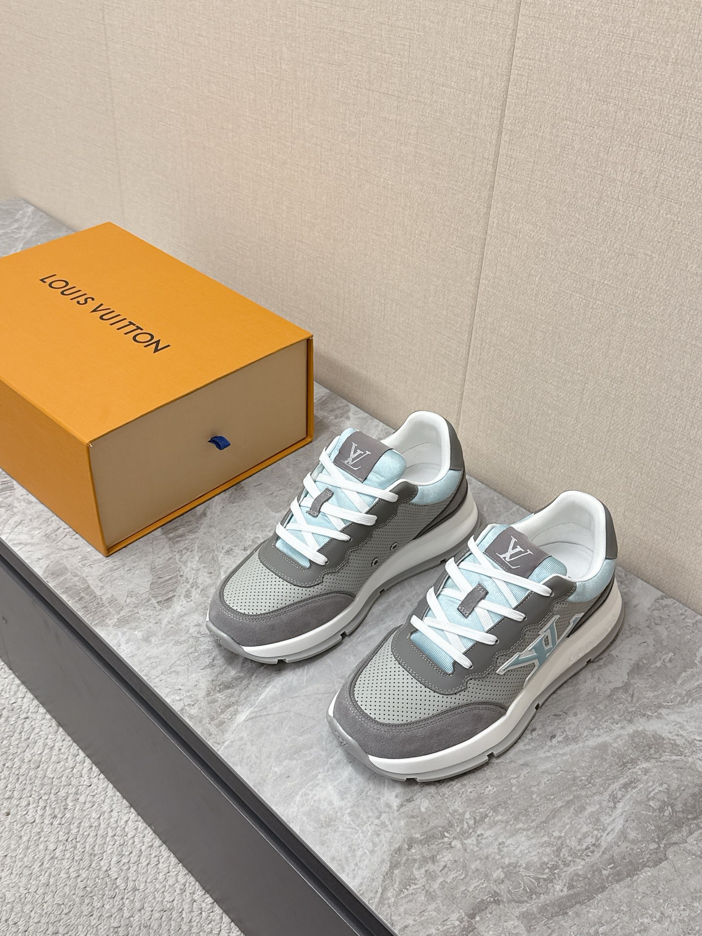 루이비통(LV) 레트로 러너 스니커즈 신발