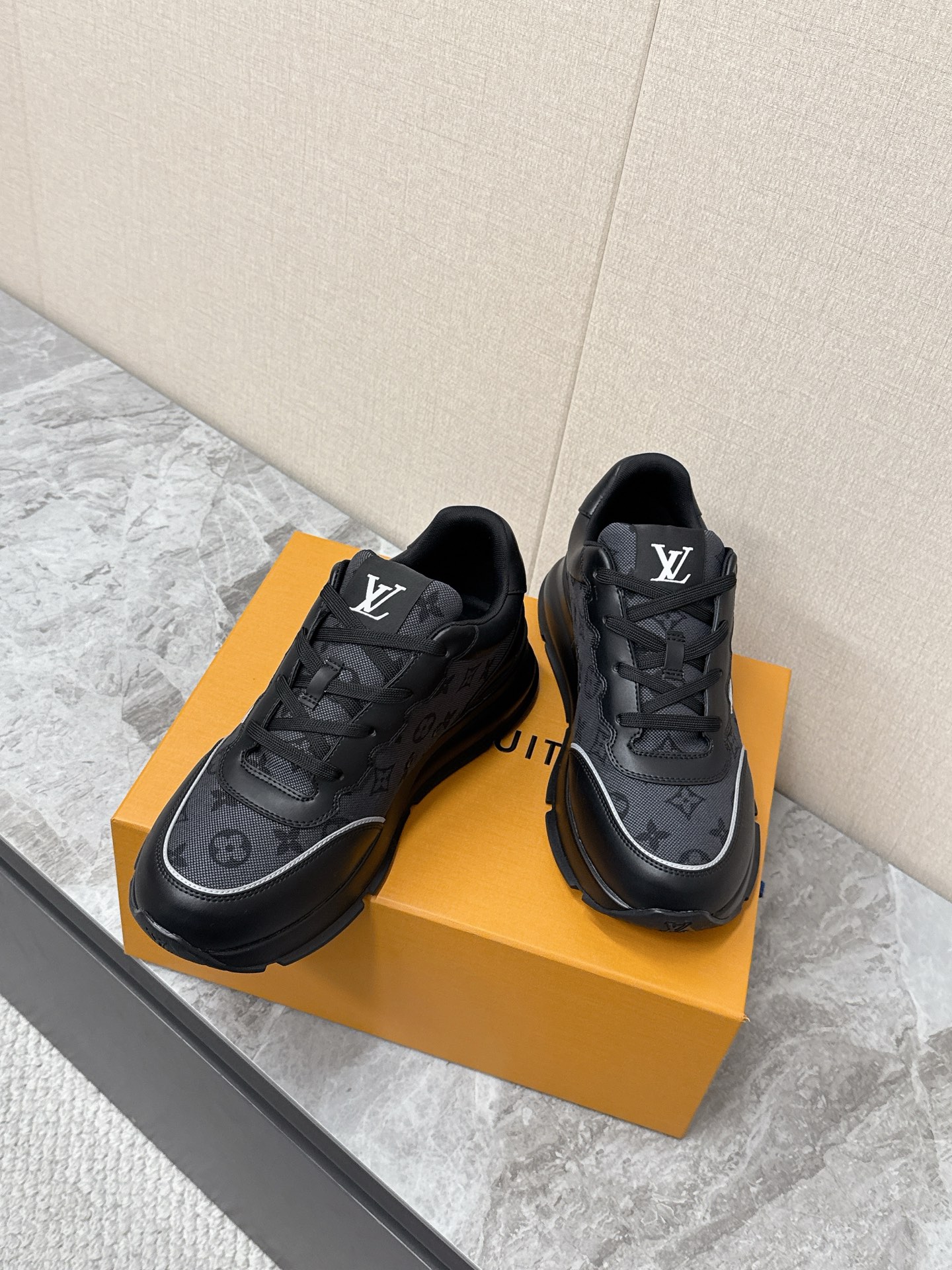 루이비통(LV) 레트로 러너 스니커즈 신발