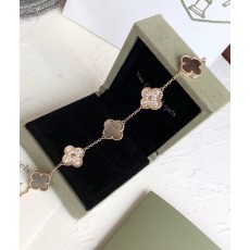 반클리프 아펠(Van Cleef & Arpels) 그레이 자개 다섯 모티브 팔찌 악세사리