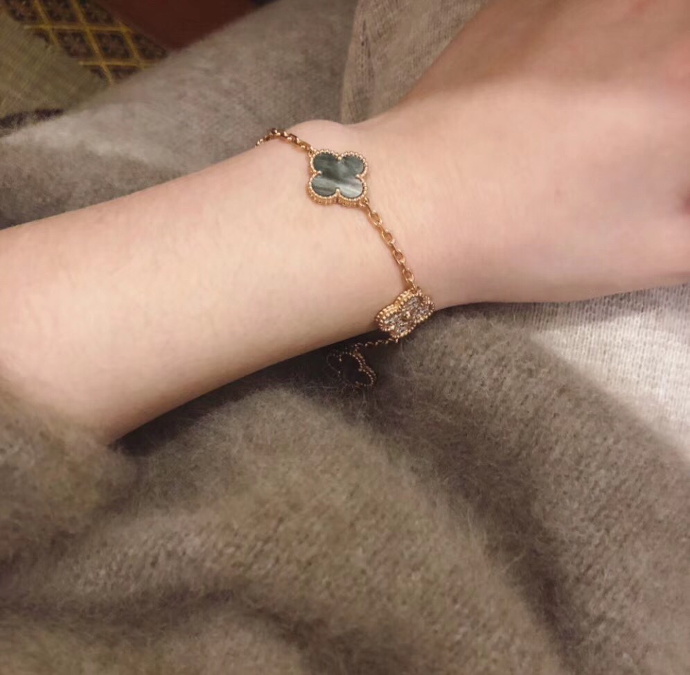 반클리프 아펠(Van Cleef & Arpels) 그레이 자개 다섯 모티브 팔찌 악세사리