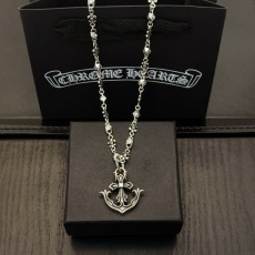 크롬하츠(Chrome Hearts) 화이트 스톤 십자가 쉴드 펜던트 목걸이 악세사리
