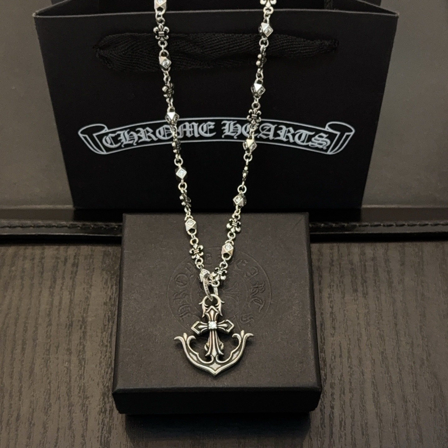 크롬하츠(Chrome Hearts) 화이트 스톤 십자가 쉴드 펜던트 목걸이 악세사리