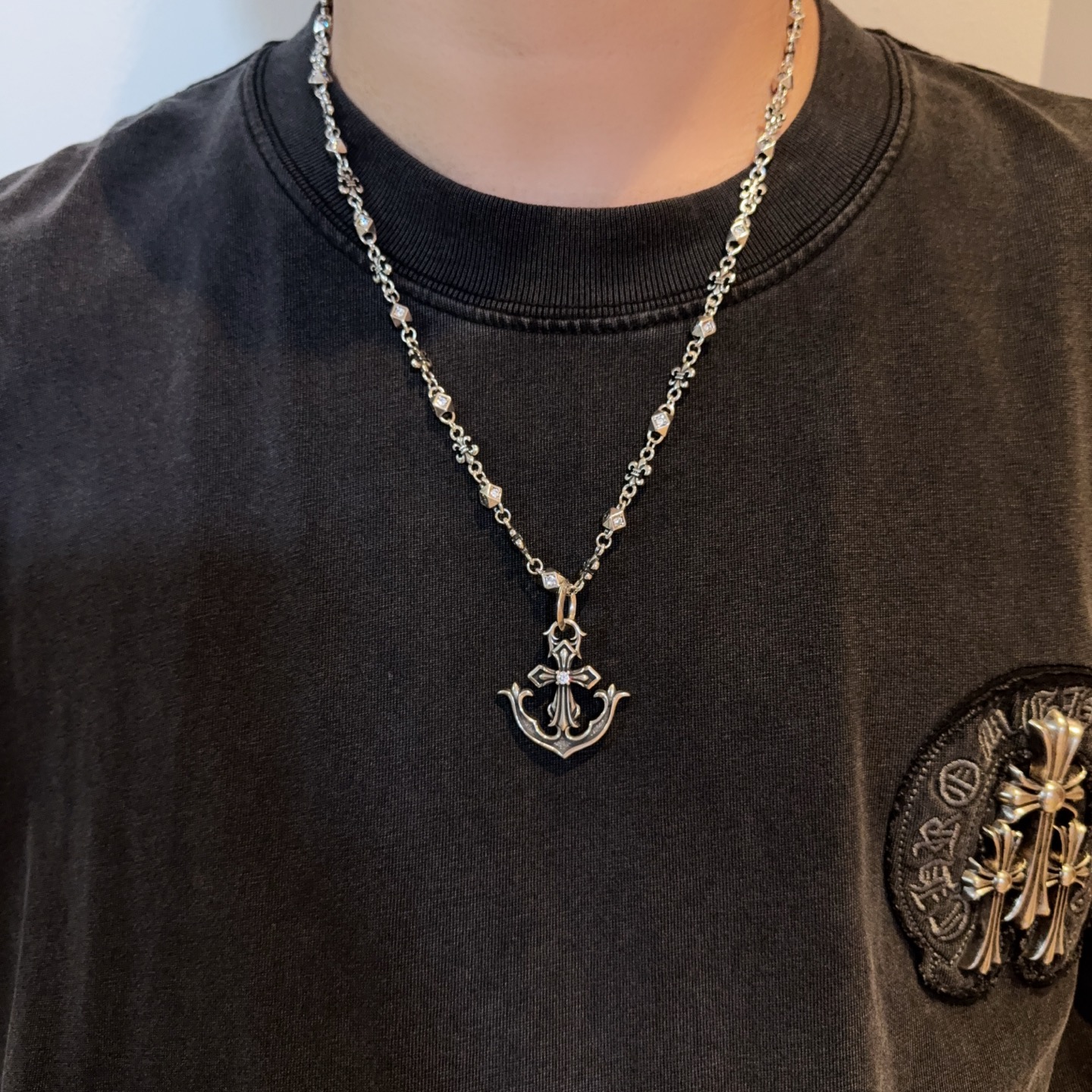 크롬하츠(Chrome Hearts) 화이트 스톤 십자가 쉴드 펜던트 목걸이 악세사리