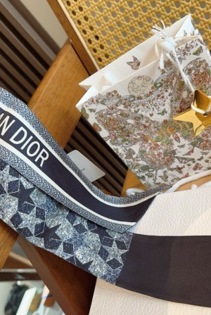 디올(DIOR) 스타 실크 트윌리 목도리 스카프