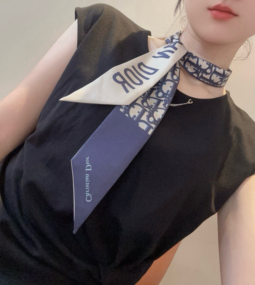 디올(DIOR) 빅로고 실크 트윌리 목도리 스카프